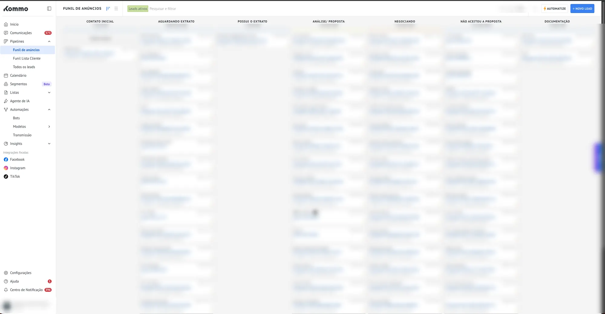 Pipeline no CRM: do contato inicial à documentação, com os dados dos leads borrados